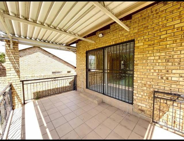 3 BEDROOM TOWNHOUSE FOR SALE IN THATCHFIELD